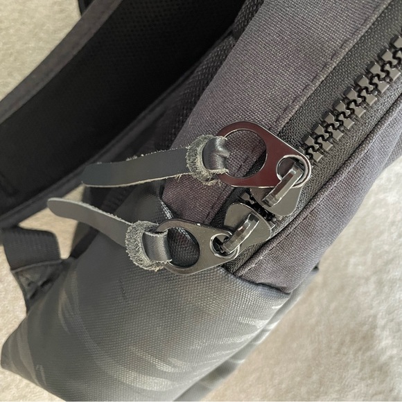 Incase Compass Backpack - Picture 11 of 14